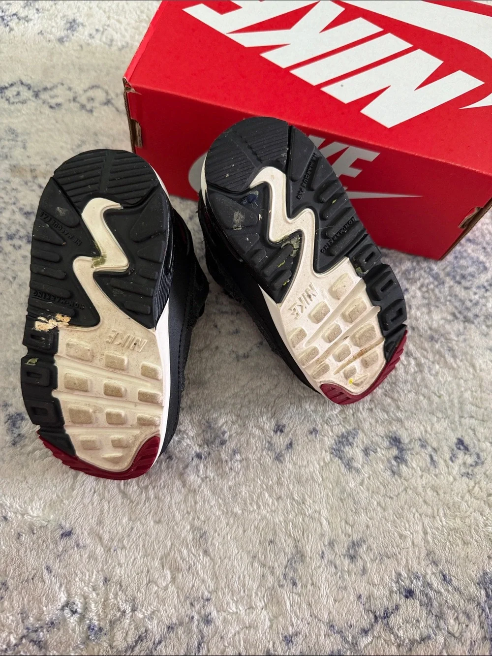 Nike Kids Black and Red Low-Top Sneakers